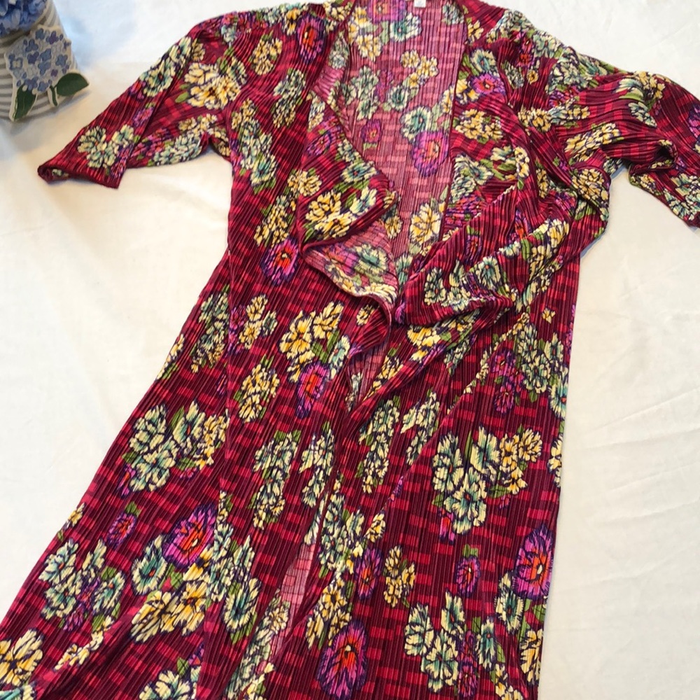 LulaRoe Shirley, floral pink, Size Medium.